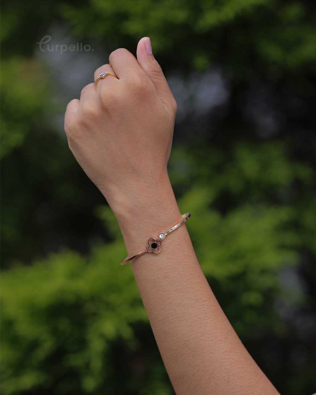 Purpello Minimal Floral Cutout Bangle